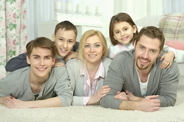 Família feliz em casa — Fotografia de Stock