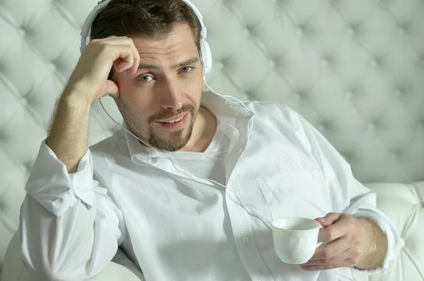 Homem tomando café em casa — Fotografia de Stock