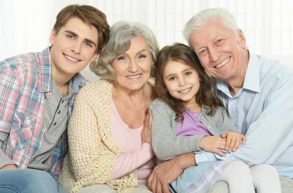 Grootouders en hun kleinkinderen — Stockfoto