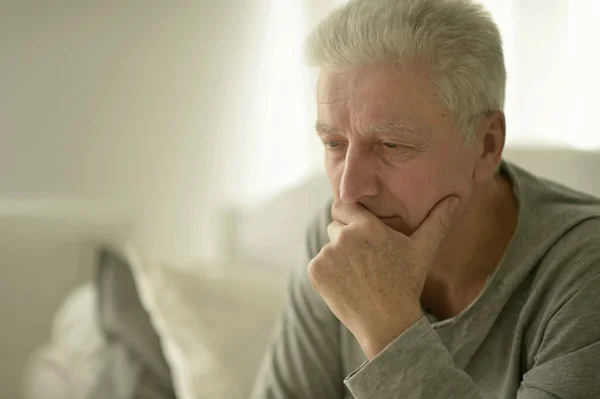 Triste homem idoso em casa — Fotografia de Stock