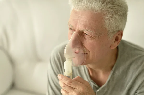 Anciano con inhalación de gripe —  Fotos de Stock