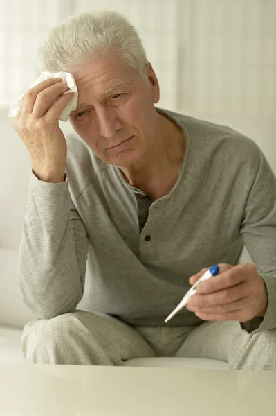 Mature man with thermometer — Stock Photo, Image