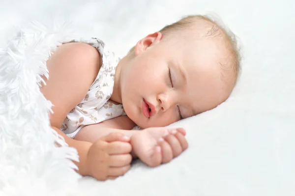 Mignon sommeil bébé fille — Photo