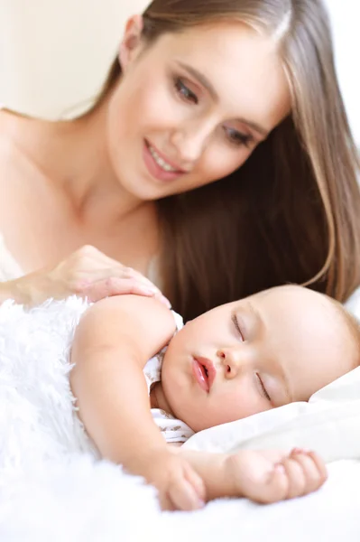 Madre y lindo niño en la cama — Foto de Stock