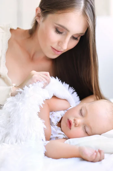 Mutter und süßes Kind im Bett — Stockfoto