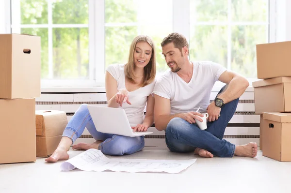 Familie zieht in ihr neues Zuhause — Stockfoto