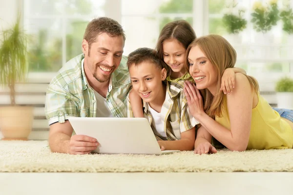 Familie zu Hause mit Laptop — Stockfoto