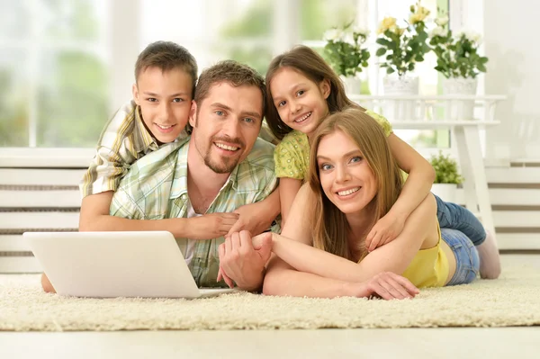 Семья дома с ноутбуком — стоковое фото