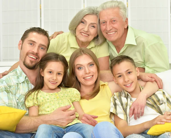 Familia feliz en casa —  Fotos de Stock