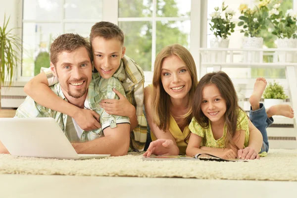 Família em casa com laptop — Fotografia de Stock