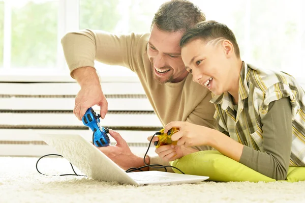 Pai e filho jogando jogo de computador — Fotografia de Stock