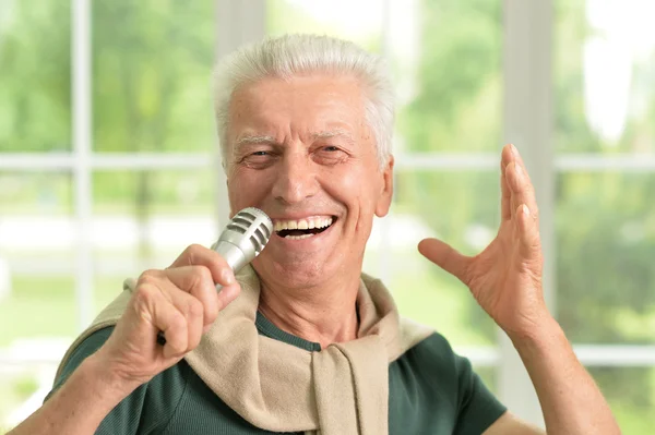 Hombre mayor cantando — Foto de Stock