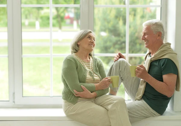 Pareja mayor bebiendo té en casa — Foto de Stock