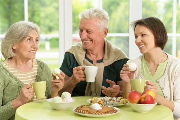 Hija con padres mayores bebiendo té —  Fotos de Stock