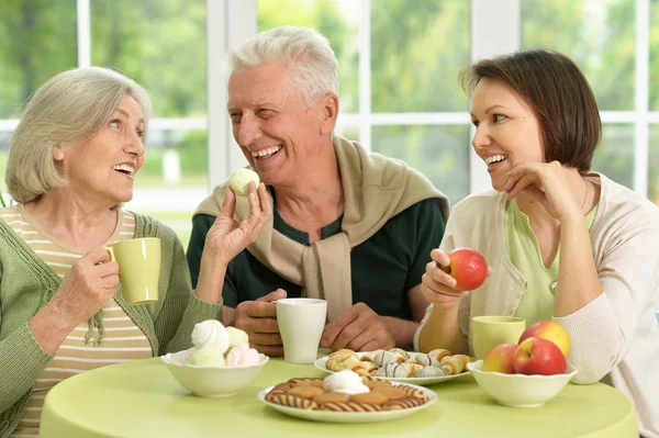 Filha com pais seniores bebendo chá — Fotografia de Stock