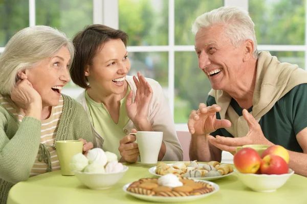 Hija con padres mayores bebiendo té —  Fotos de Stock