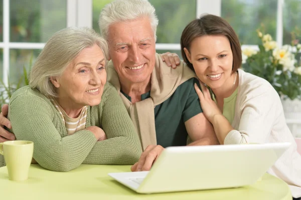 Coppia anziana con laptop — Foto Stock