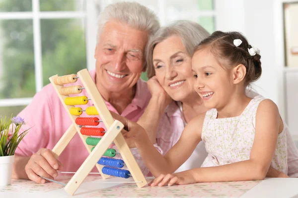 Avós com neta brincando juntos — Fotografia de Stock