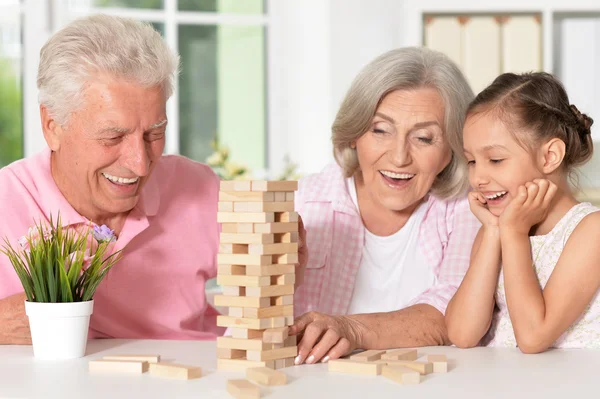 Besteforeldre med barnebarn som leker sammen – stockfoto