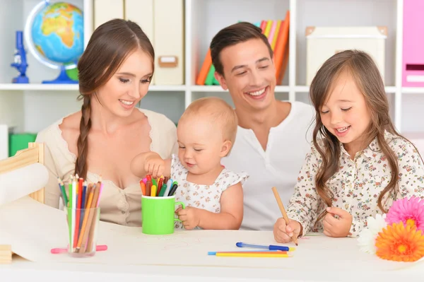 Porträtt av glad familj målning — Stockfoto