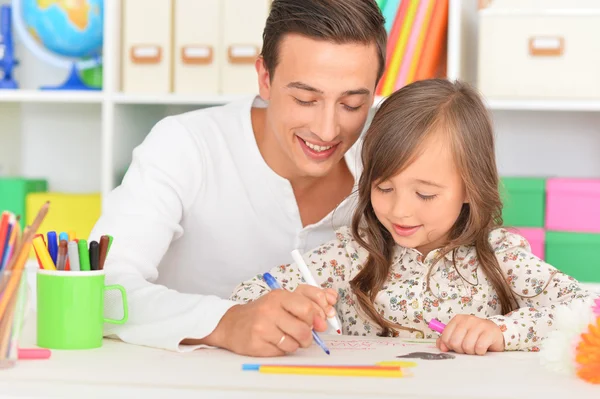 Padre e hija pintando en casa — Foto de Stock