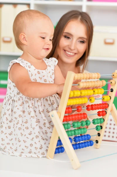 Moeder en dochter spelen thuis — Stockfoto