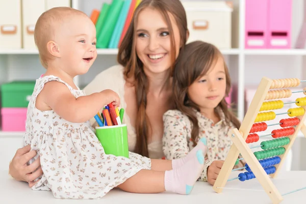 Moeder en dochters thuis spelen — Stockfoto