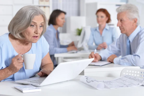 Gente de negocios en el cargo — Foto de Stock