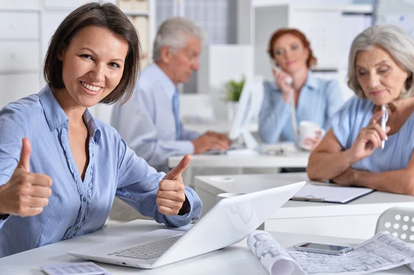 Arbeitende Geschäftsleute im Büro — Stockfoto