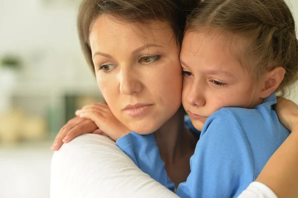 Ledsna mamma och dotter — Stockfoto