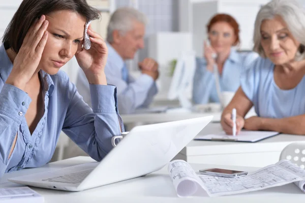 Arbeitende Geschäftsleute im Büro — Stockfoto