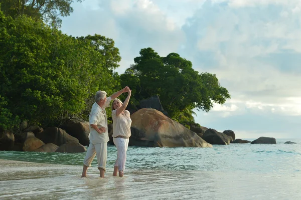Ηλικιωμένο ζευγάρι που χορεύει σε τροπική παραλία — Φωτογραφία Αρχείου
