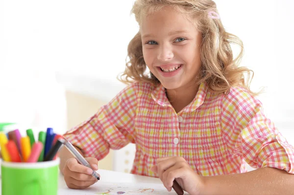 Pequeña estudiante en clase de arte —  Fotos de Stock