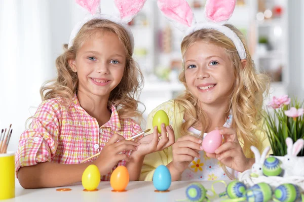 Kleine meisjes schilderen paaseieren — Stockfoto