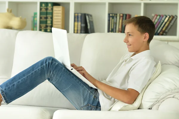 Junge und Laptop — Stockfoto