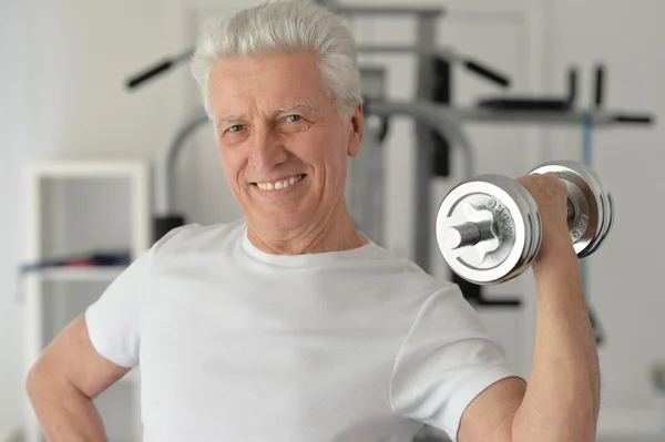 Hombre mayor en el gimnasio — Foto de Stock