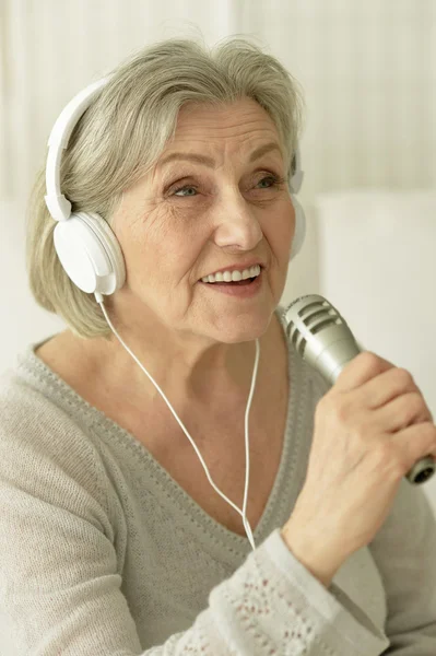 Cantante senior mujer —  Fotos de Stock