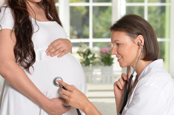 Femme enceinte et femme médecin — Photo