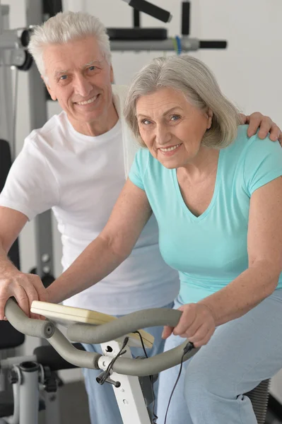 Senior pareja haciendo ejercicio en el gimnasio — Foto de Stock