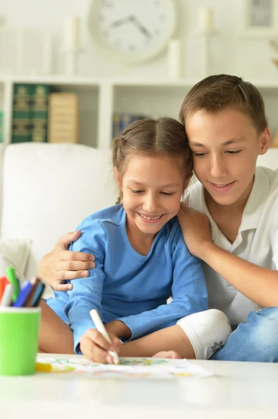 Niña con dibujo de niño — Foto de Stock