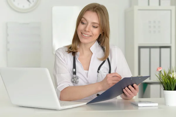 Ärztin mit Laptop — Stockfoto