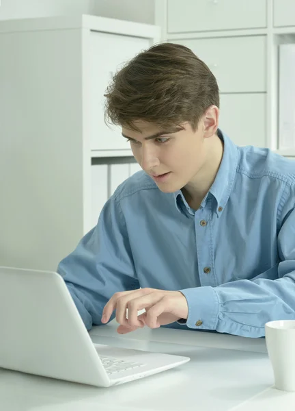 Homem de negócios trabalhando com laptop no escritório — Fotografia de Stock