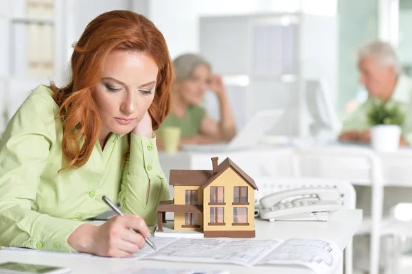 Working Female house agent — Stock Photo, Image