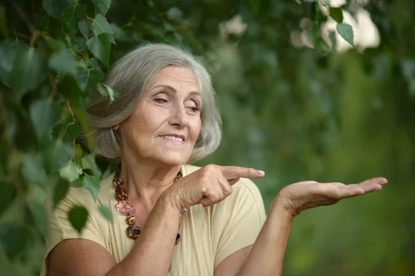 Donna anziana nel parco verde — Foto Stock