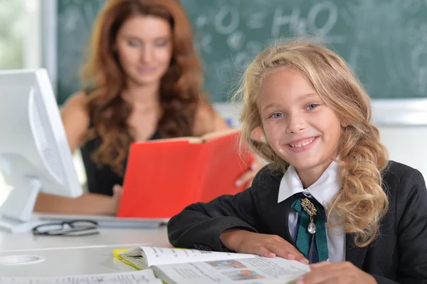 Profesor con chica en la lección — Foto de Stock