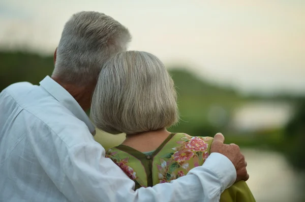 Heureux couple aîné près de la rivière — Photo