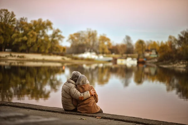 Glückliches Seniorenpaar in der Nähe des Flusses — Stockfoto