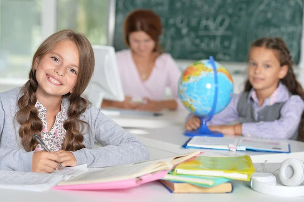 Profesor con dos niñas en la lección — Foto de Stock