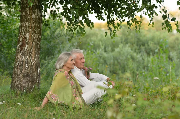 Para starszych odpoczynku w parku — Zdjęcie stockowe