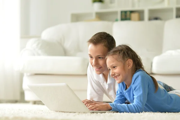 Barn med laptop hemma — Stockfoto